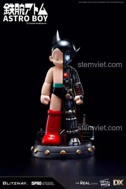 Mô hình Astro Boy với thiết kế nửa thân máy nửa thân người, thể hiện sự đối lập độc đáo.