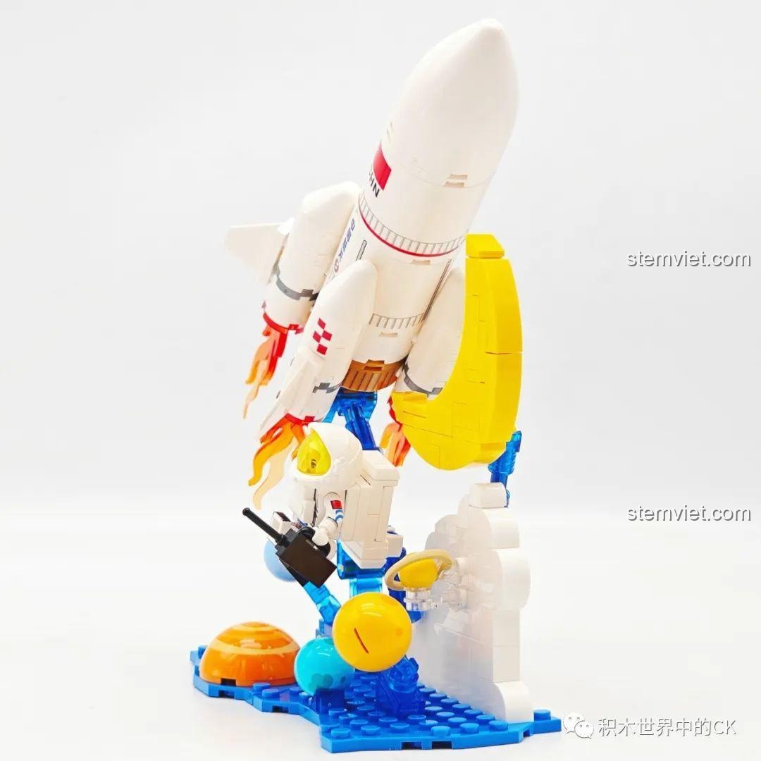 Góc nhìn từ bên phải của mô hình tên lửa Sembo 203356, cho thấy thiết kế thân tàu và các động cơ đẩy.