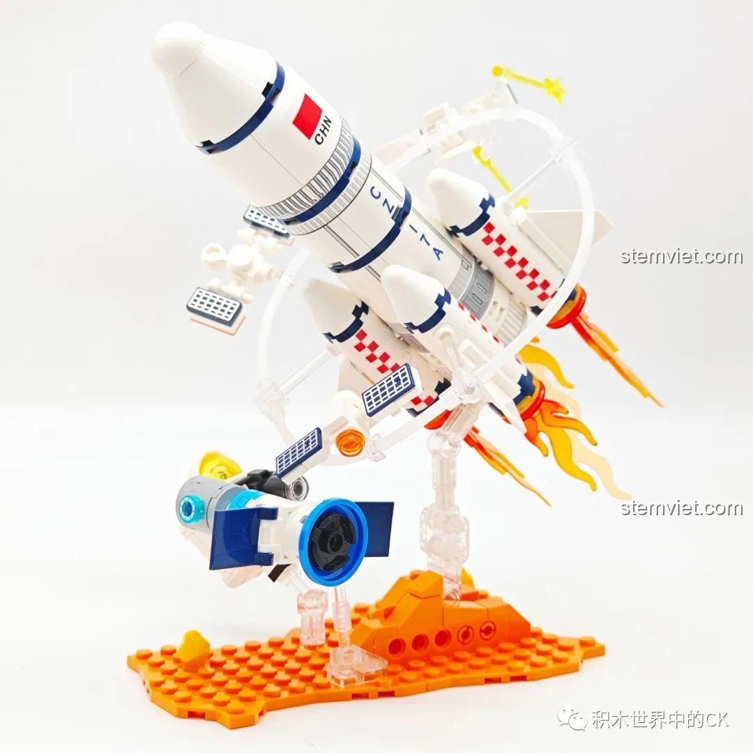 Góc nhìn từ bên hông của mô hình tên lửa Sembo 203357, cho thấy các chi tiết vệ tinh và tấm pin mặt trời.