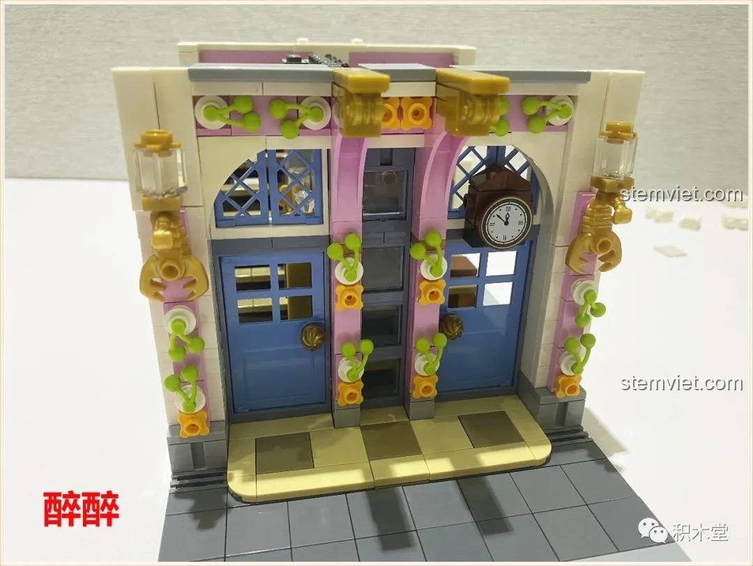 Thiết kế thông minh của Mô hình Modular Building cổ điển 10010, kết hợp nhà ở và cửa hàng.