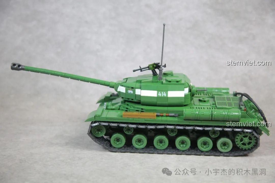 Thiết kế thùng dầu phụ hai bên hông của mô hình xe tăng IS-2, hợp lý và chắc chắn.