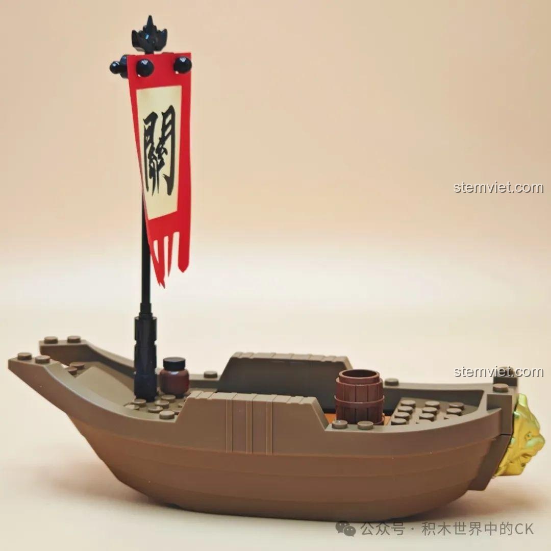 Một góc nhìn khác của chiến thuyền, cho thấy sự cân đối trong thiết kế của bộ lắp ghép 20802.