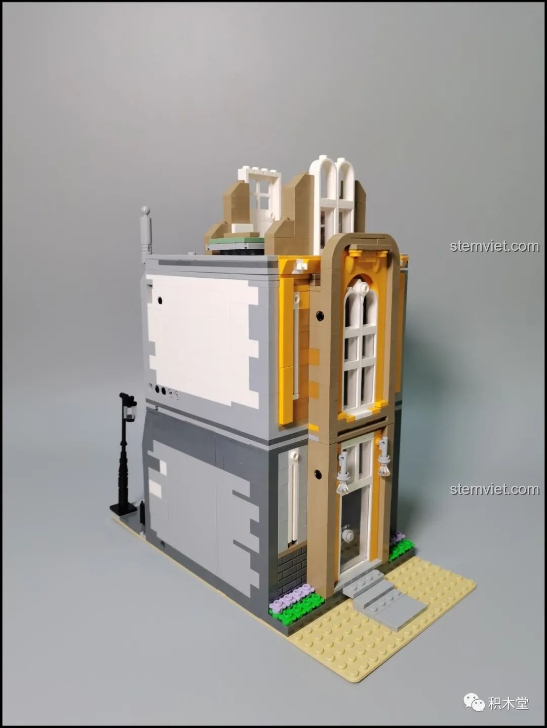 Lắp ráp phòng ngủ tầng 3 của bộ Leier 10003, với thiết kế tủ quần áo độc đáo và giường ngủ.