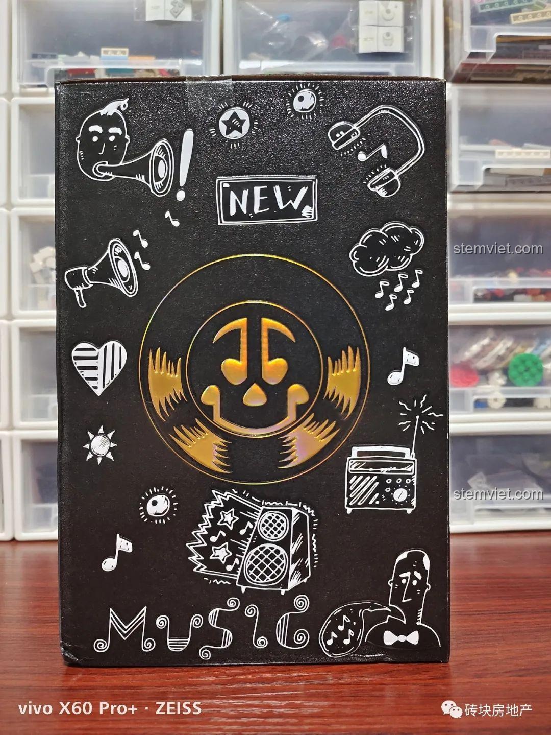 Thiết kế hộp độc đáo của bộ đồ chơi mô hình decor vintage 92051 với các họa tiết âm nhạc vui nhộn.