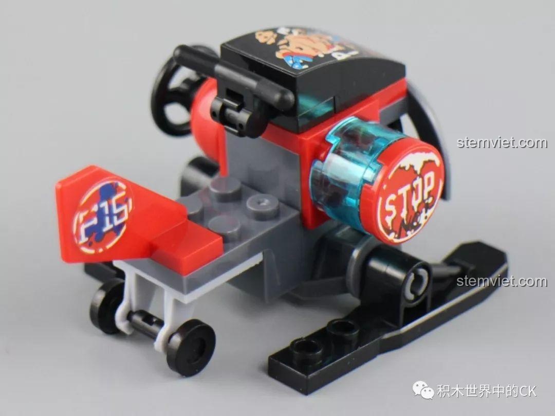 Góc nhìn từ phía sau của xe trượt tuyết mini, cho thấy các chi tiết trang trí bằng sticker.