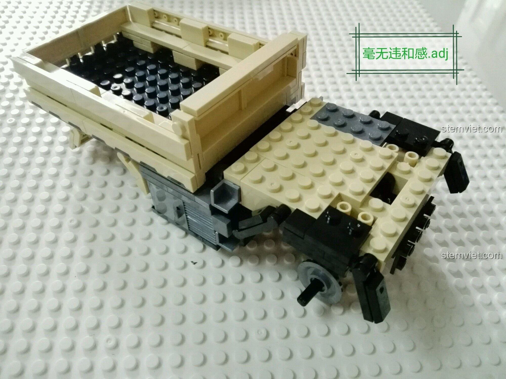 Một chi tiết gạch màu xám được dùng để thay thế cho chi tiết bị thiếu trong bộ Xingbao XB-03026.