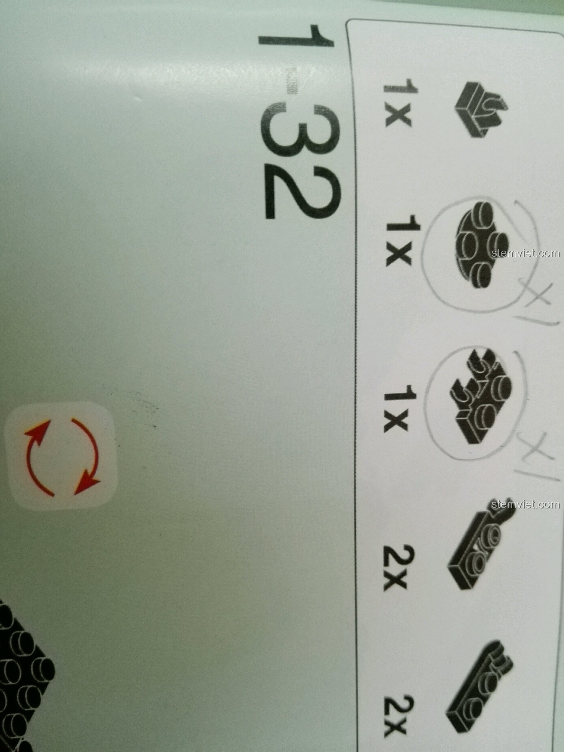 Sách hướng dẫn chỉ ra hai chi tiết bị thiếu trong quá trình lắp ráp bộ đồ chơi xếp hình Jeep Wrangler Xingbao giá bình dân.