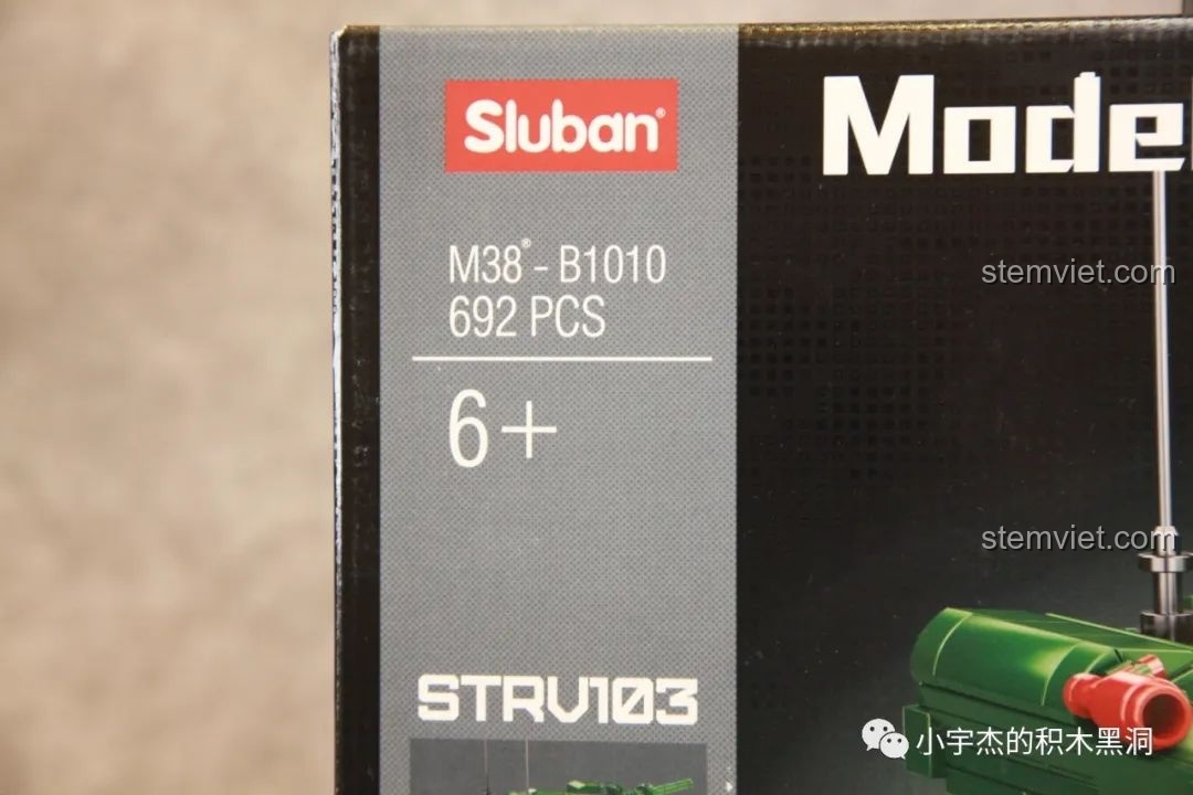 Cận cảnh thông tin trên hộp bộ lắp ráp Sluban B1010, ghi rõ mã sản phẩm, số lượng 692 chi tiết và độ tuổi khuyến nghị 6+.