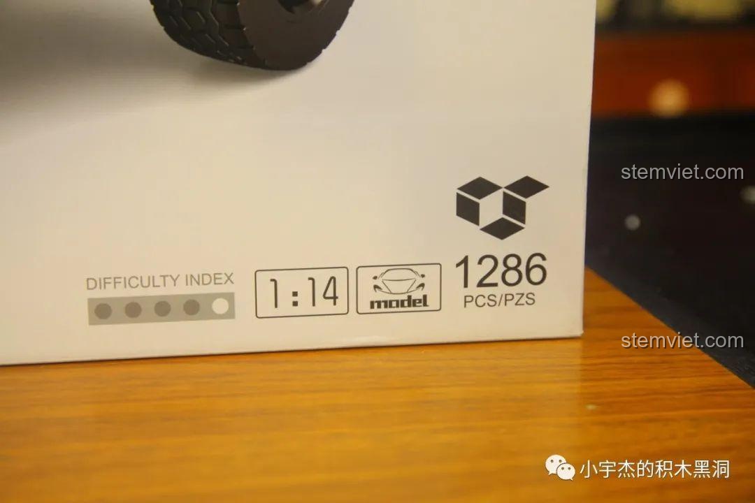 Cận cảnh thông tin chi tiết trên hộp bộ xếp hình Xe SUV Land Rover Defender 8605 với 1286 mảnh ghép.