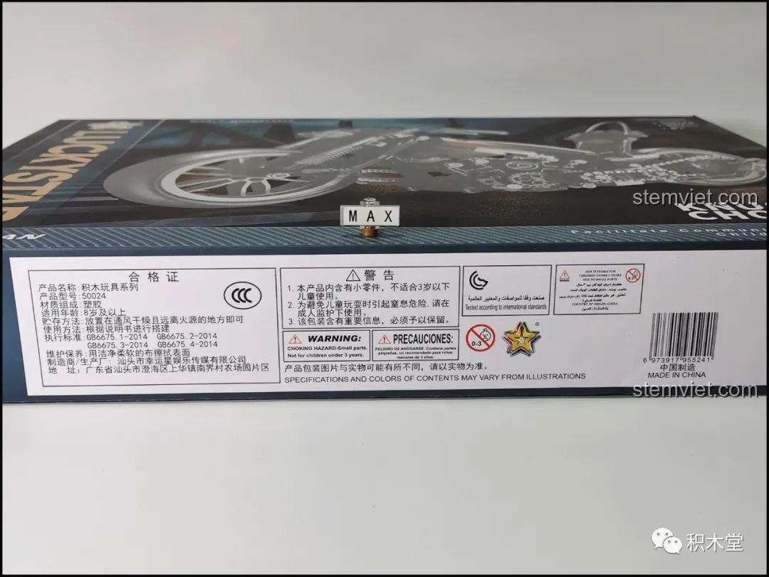 Thông tin nhà sản xuất và cảnh báo an toàn trên hộp bộ lắp ráp Mô tô Harley Knuckle Chopper 50024.