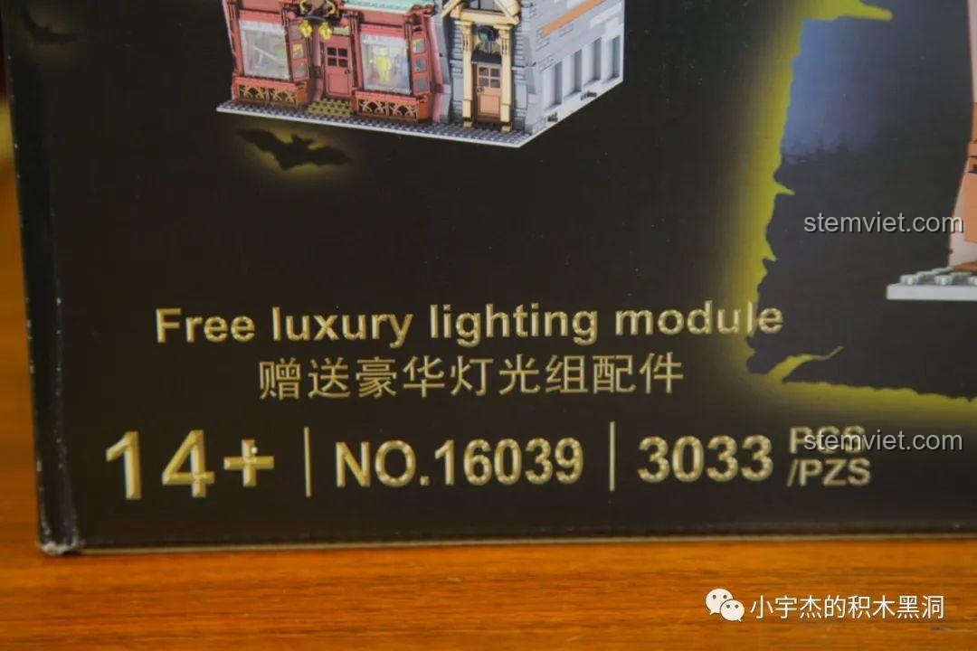 Thông tin chi tiết trên hộp bộ xếp hình Cửa hàng phép thuật 16039, bao gồm 3033 chi tiết và đèn LED.