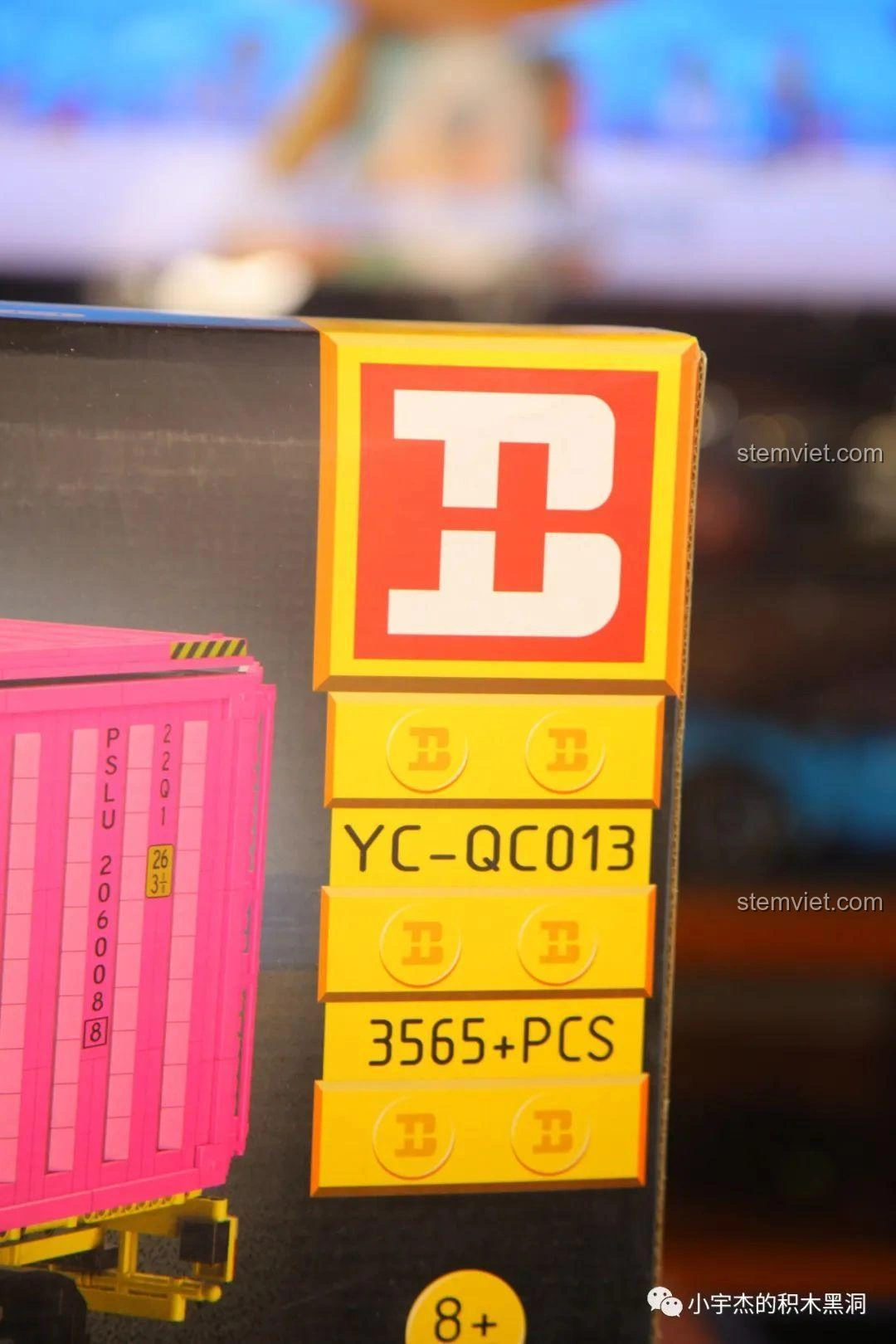 Thông tin chi tiết trên hộp đồ chơi lắp ráp Thùng Container Hồng 1:10 YC-QC013: mã sản phẩm, số mảnh ghép và độ tuổi khuyến nghị.