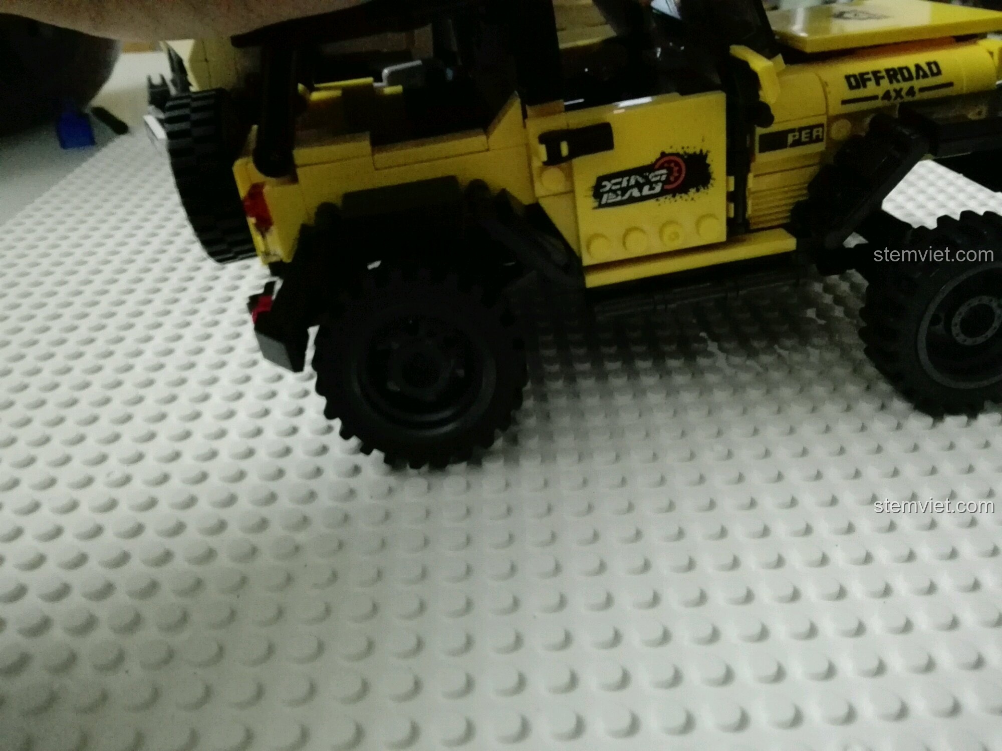 Thử nghiệm hệ thống giảm xóc của bộ lắp ghép Xe Jeep dã chiến cho bé trai 6+, hoạt động rất hiệu quả.