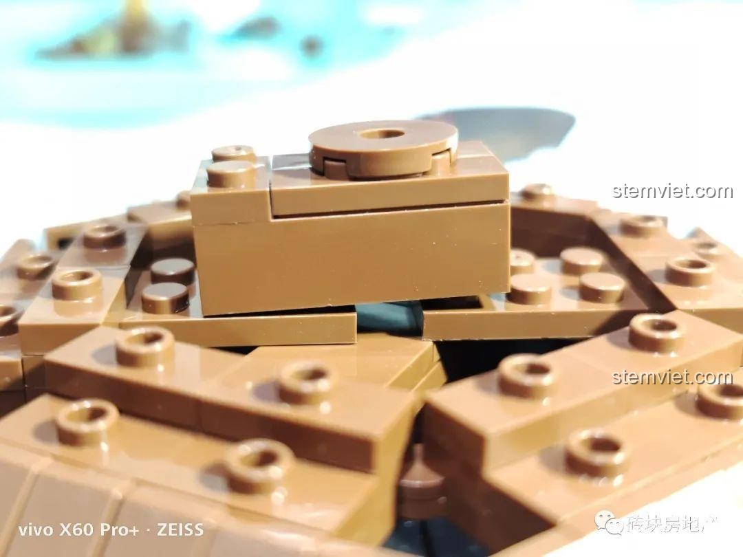 Cố gắng lắp chi tiết bị lỗi nhưng không thành công do các lỗ không khớp, một thử thách nhỏ khi lắp ráp.