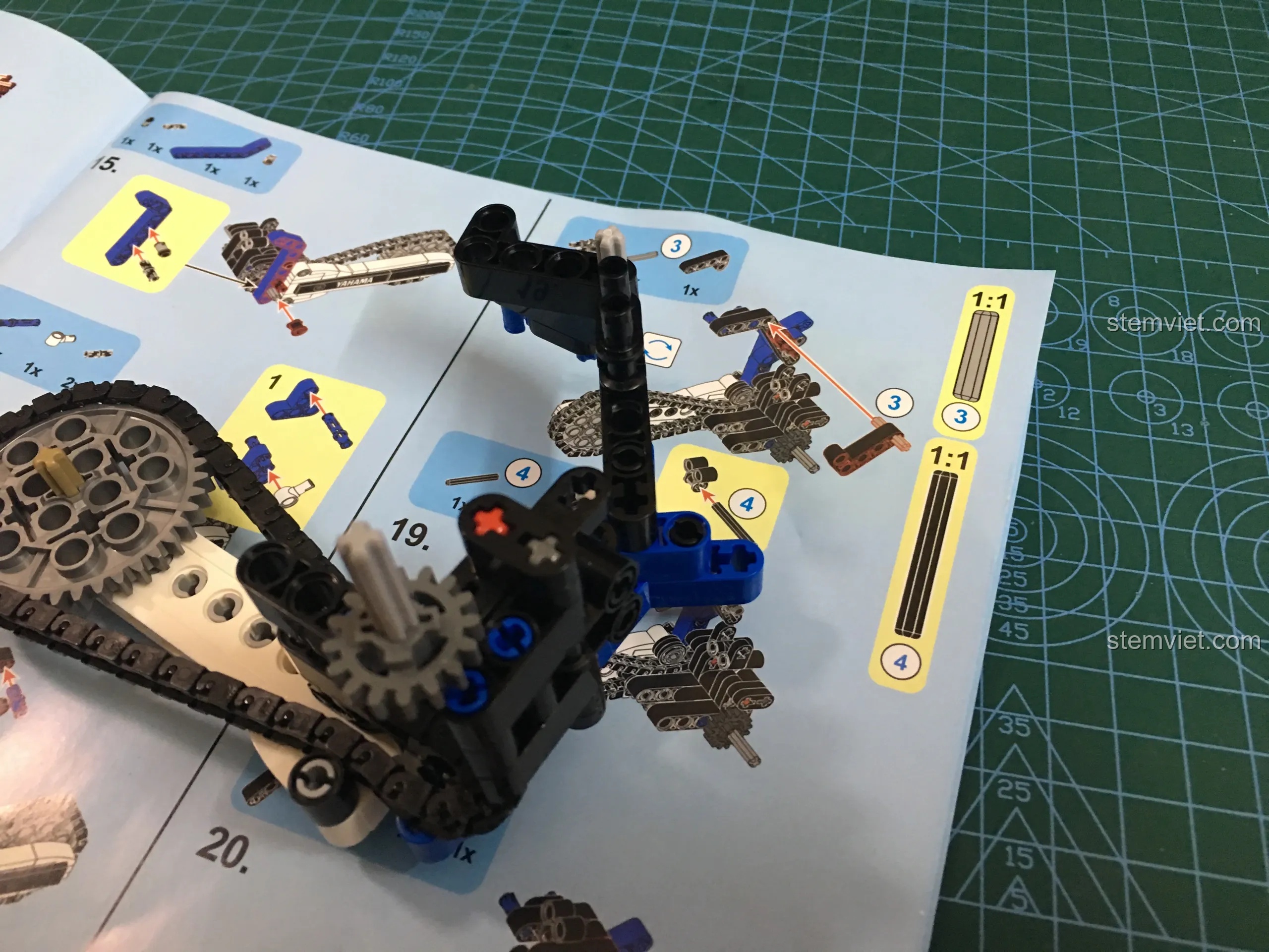 Một bước lắp ráp phức tạp của bộ Sembo 701702 đòi hỏi người chơi phải quan sát kỹ sách hướng dẫn.