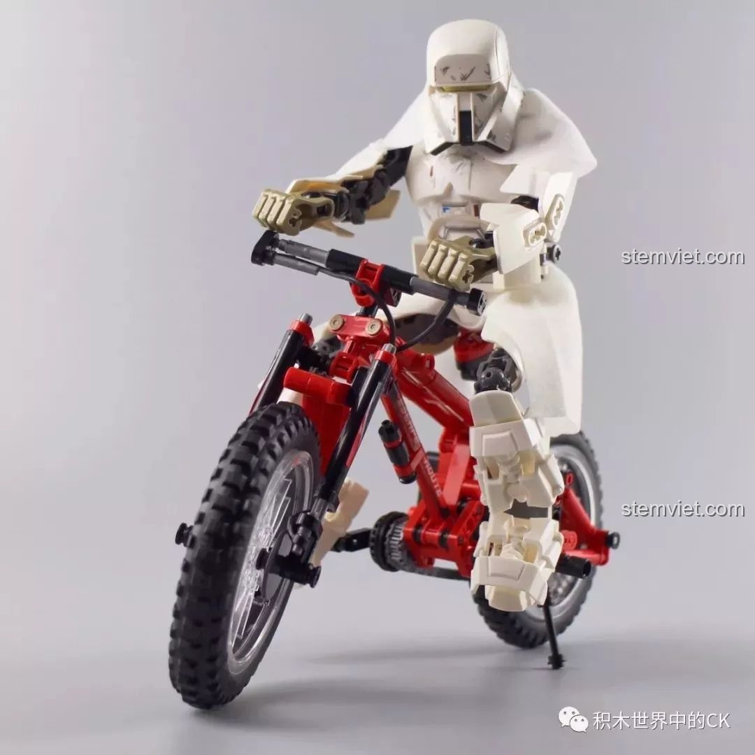 Một nhân vật Stormtrooper cỡ lớn được đặt cạnh mô hình xe đạp địa hình Sembo 703302 để thử kích thước.