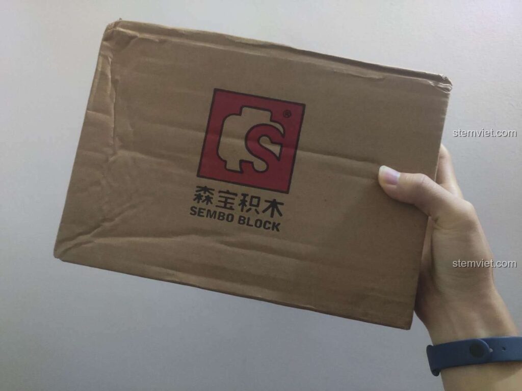 Thùng carton chứa bộ đồ chơi lắp ráp Sembo SD 6014 Mô hình cửa hàng tiện lợi được cầm trên tay.