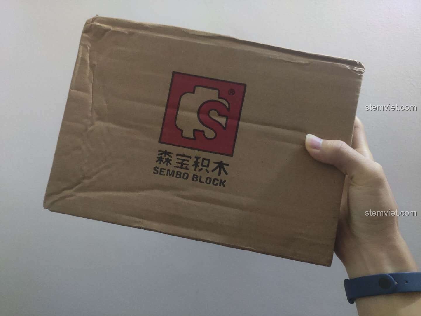 Thùng carton chứa bộ đồ chơi lắp ráp Sembo SD 6014 Mô hình cửa hàng tiện lợi được cầm trên tay.