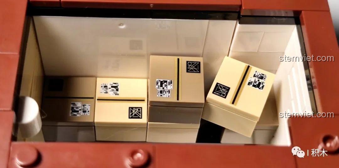 Các thùng hàng được xếp chồng lên nhau trong nhà kho của bộ xếp hình Tòa nhà module hiện đại 10205.