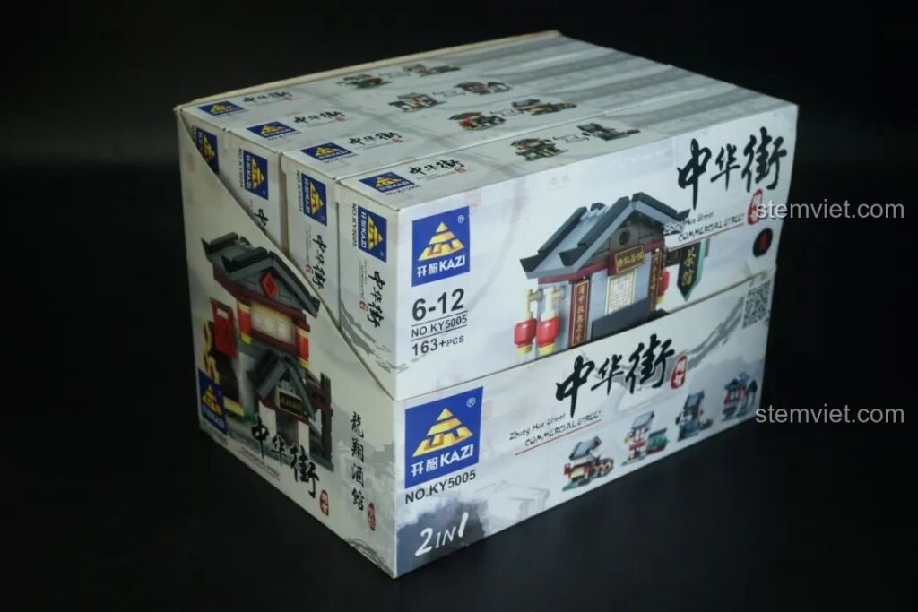 Thùng carton chứa các hộp nhỏ của bộ đồ chơi xây dựng KAZI KY5005 Dãy nhà phố cổ Trung Quốc, chuẩn bị cho bài đánh giá chi tiết.