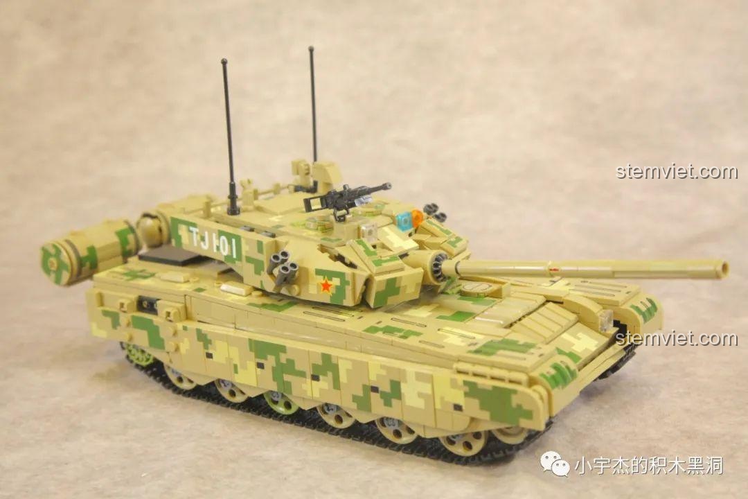 Phần đuôi xe tăng Type 99A 688002 với hai thùng nhiên liệu phụ có họa tiết camo in sẵn đồng bộ.