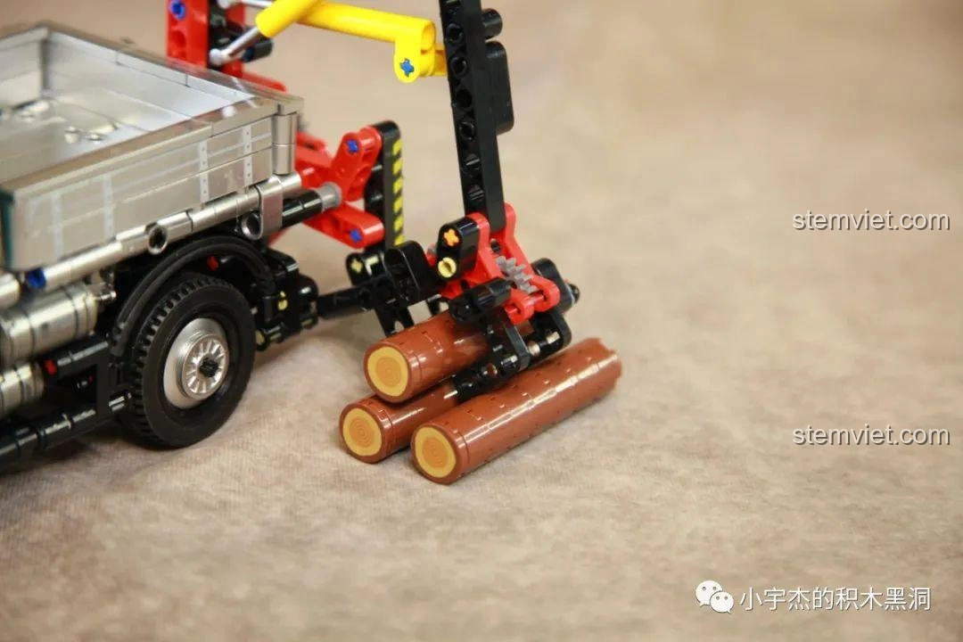 Thùng xe của Xe tải công trình Unimog U400 SEMBO Block 720900 có thể lật nghiêng sang một bên để đổ hàng.