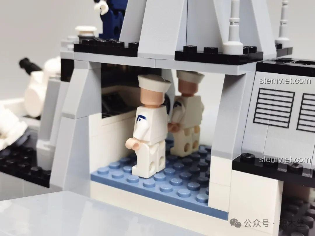 Hai minifigures thủy thủ được đặt bên trong khoang lái của bộ lắp ráp Tàu chiến GUDI 8028 giá bình dân.