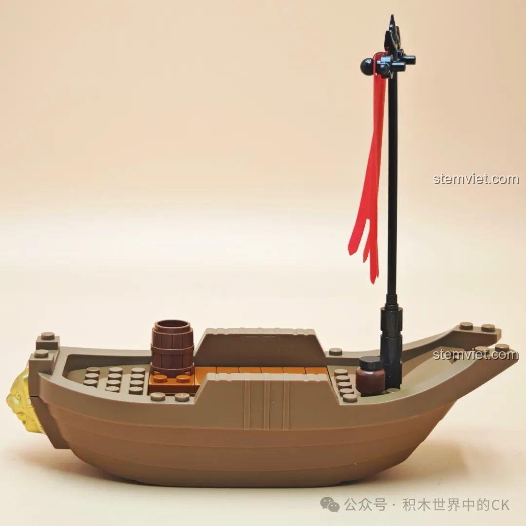Góc nhìn bên hông của mô hình thuyền trong bộ xếp hình Quan Vũ đi thuyền Decool tiết kiệm.