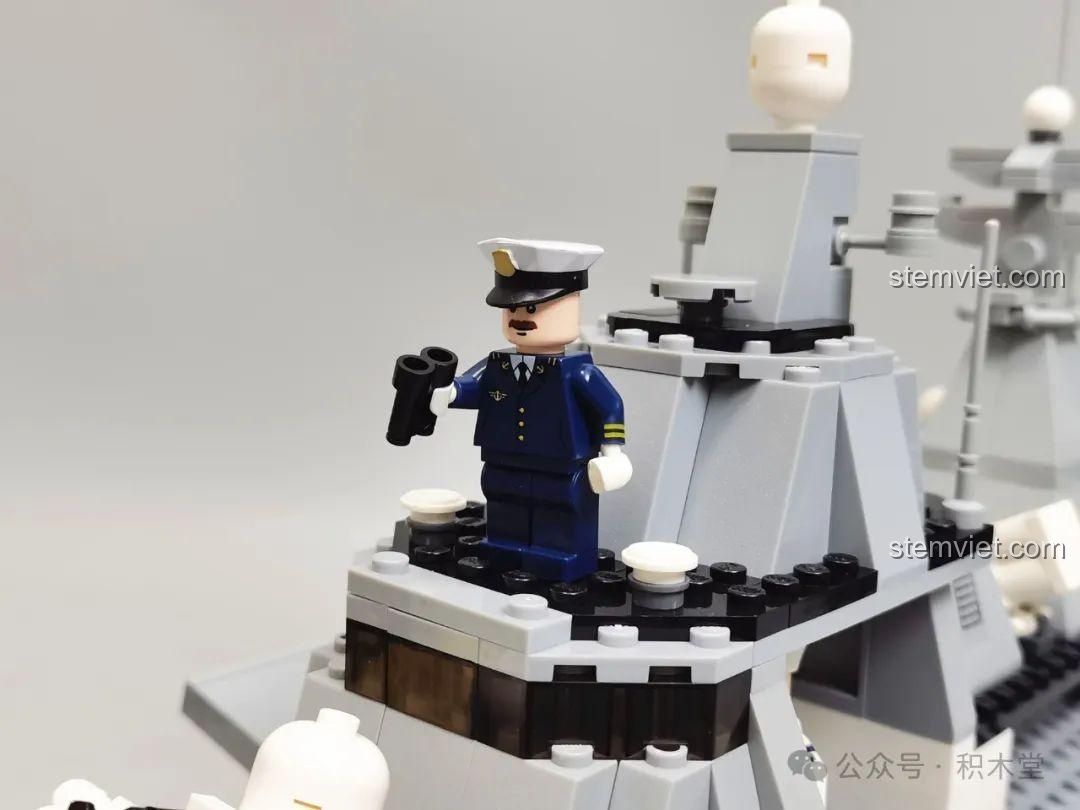 Minifigure thuyền trưởng với ống nhòm đứng trên đài chỉ huy của mô hình Tàu chiến Type 055 GUDI 8028.
