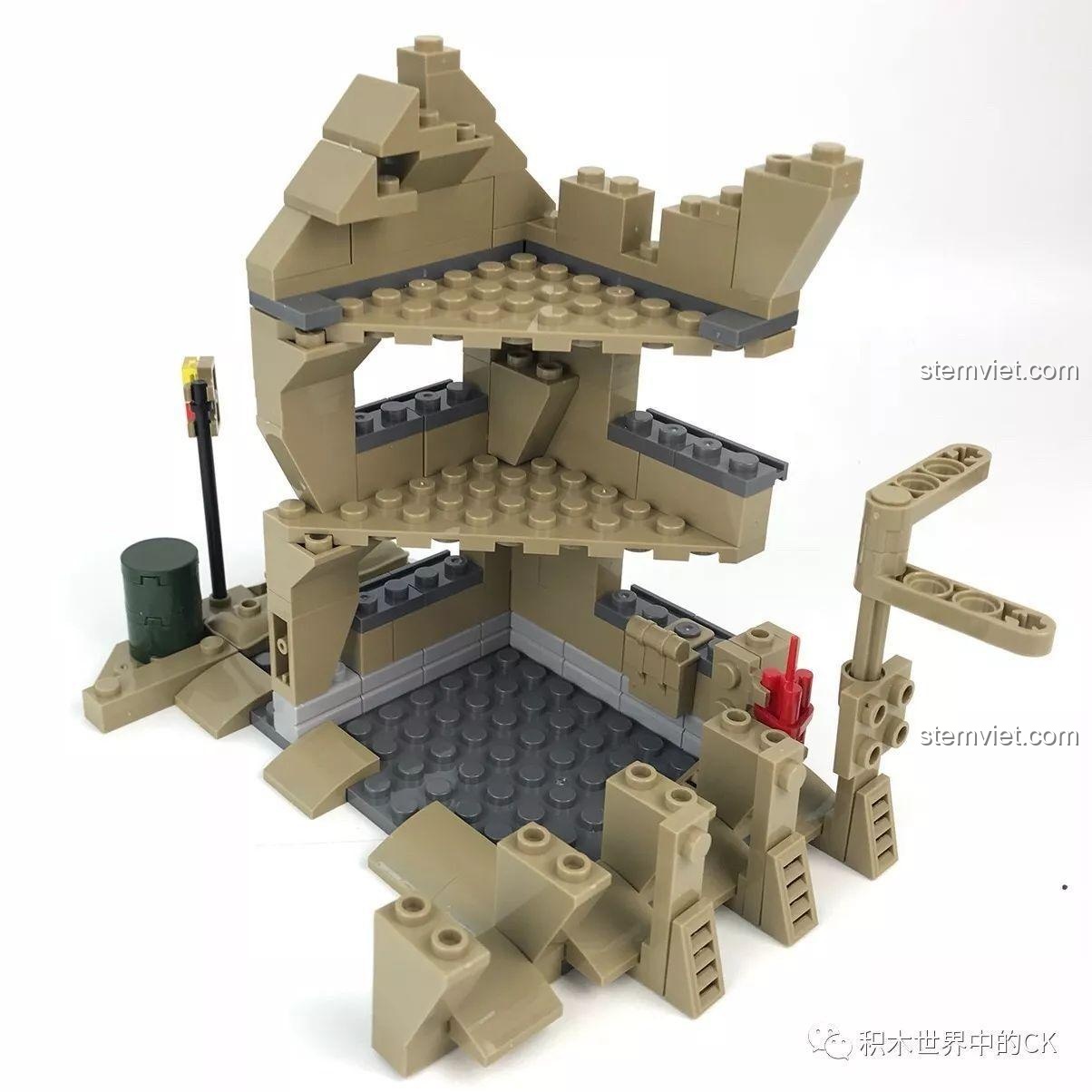 Góc nhìn khác của tiểu cảnh đổ nát trong bộ KAZI KY10000, với các chi tiết cột đèn và thùng phuy.