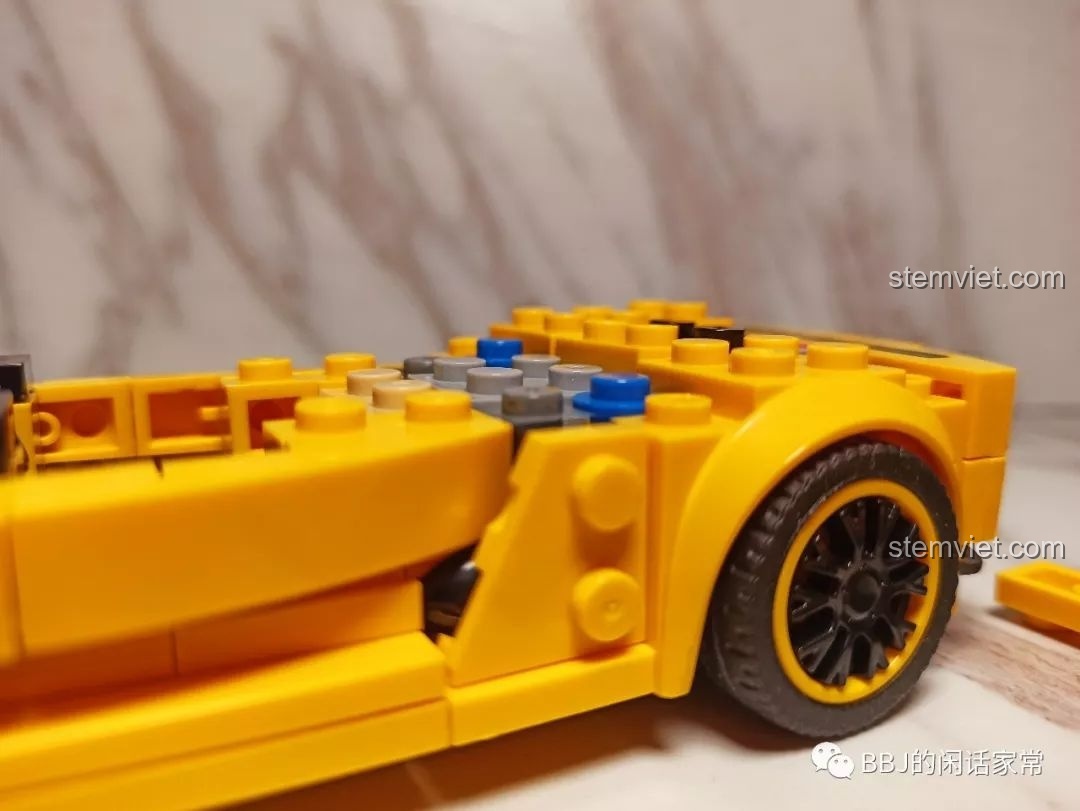 Cận cảnh các chi tiết gây ra lỗi lắp ráp trên mô hình Sembo Block 607026 Siêu bò Ý Aventador, nằm ở trục bánh sau.