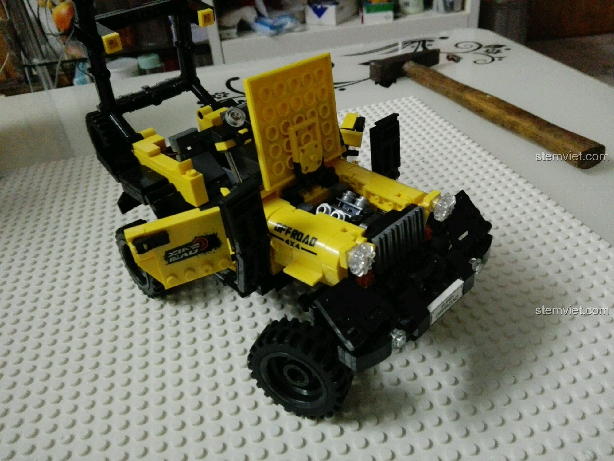 Mô hình xe Jeep địa hình Xingbao XB 03024 hoàn chỉnh với nắp capo và cửa có thể mở, thể hiện các tính năng.