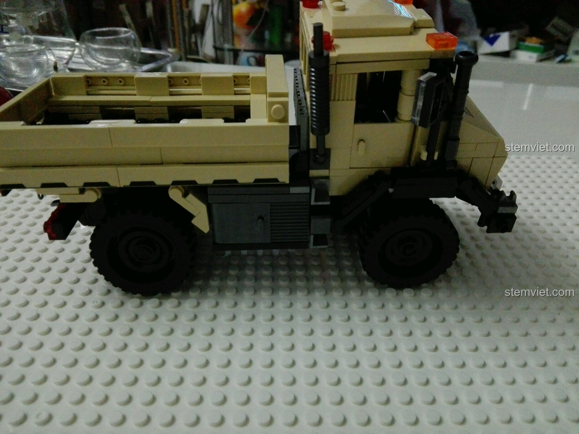 Xe tải địa hình Unimog đang thực hiện động tác đánh lái, cho thấy bán kính quay đầu tối đa.