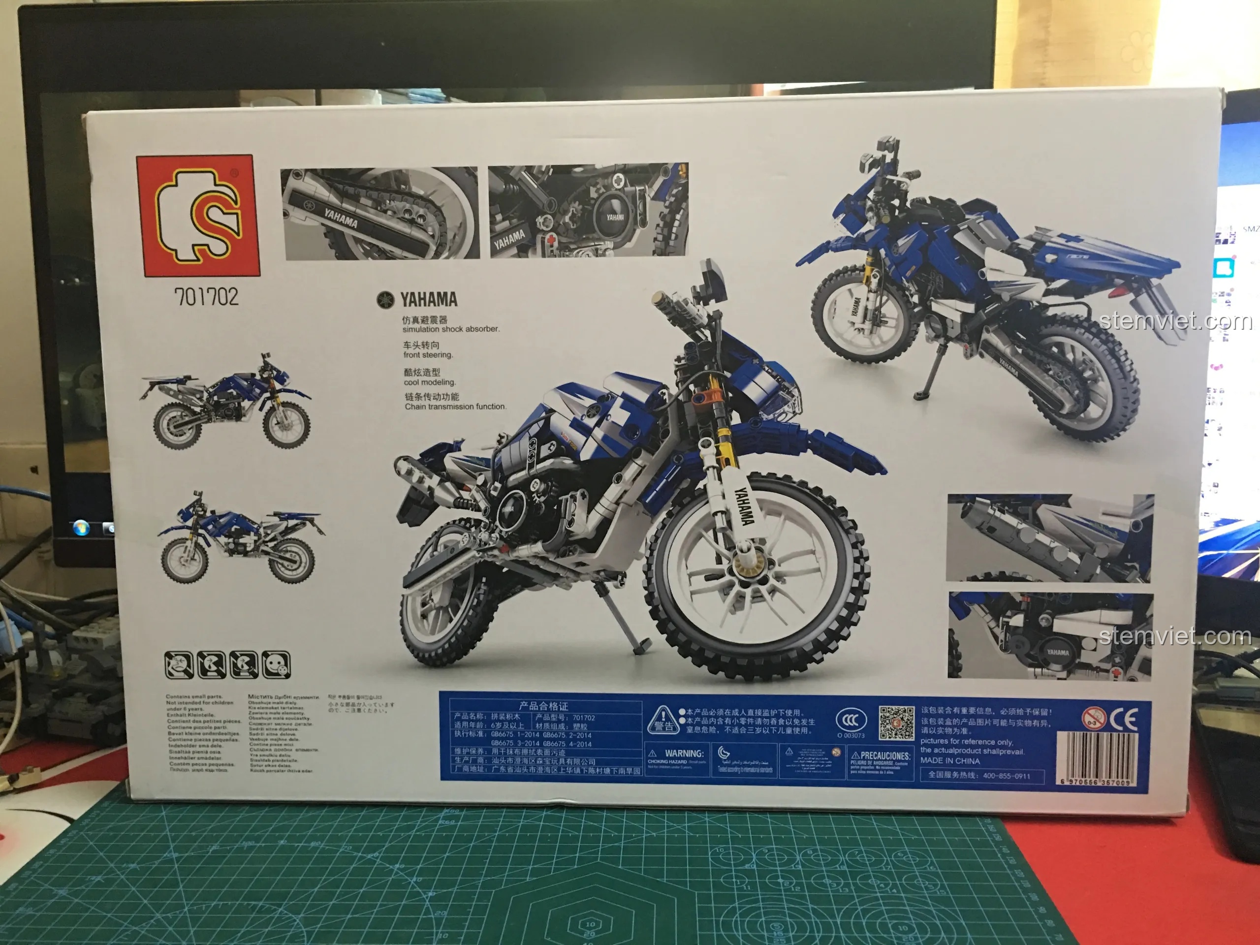 Mặt sau hộp đồ chơi Sembo 701702 mô tả các tính năng kỹ thuật nổi bật của mô hình xe máy Yamaha.