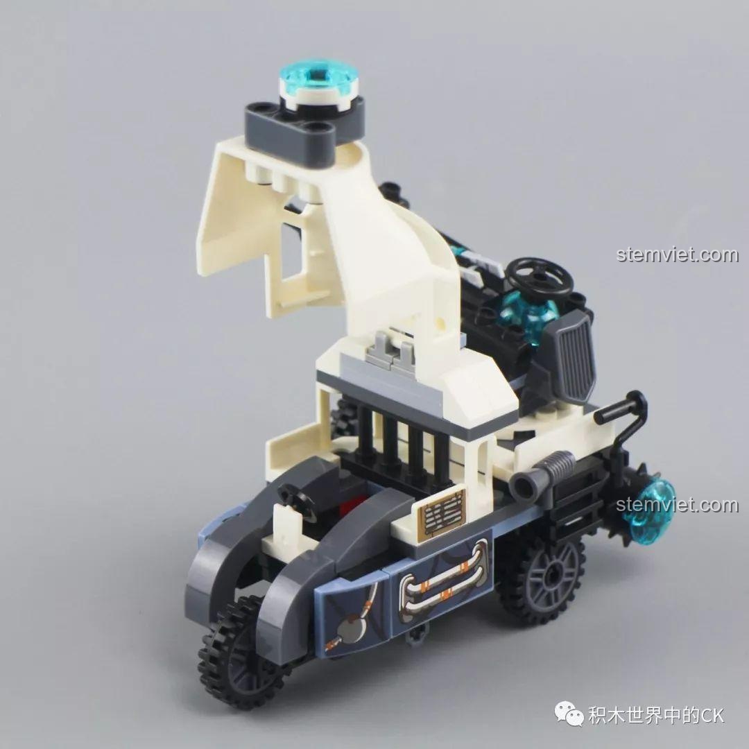 Tính năng mở cabin của Xe Ba Bánh Vũ Trang, để lộ không gian bên trong cho minifigure ngồi lái.