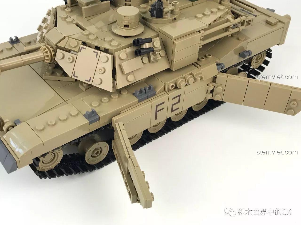 Tính năng mở giáp hông của mô hình xe tăng KAZI KY10000, để lộ phần bánh xích bên trong.