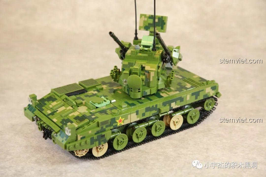 Mô hình Hệ thống phòng không di động Type 09 với tháp pháo xoay và các chi tiết linh hoạt.