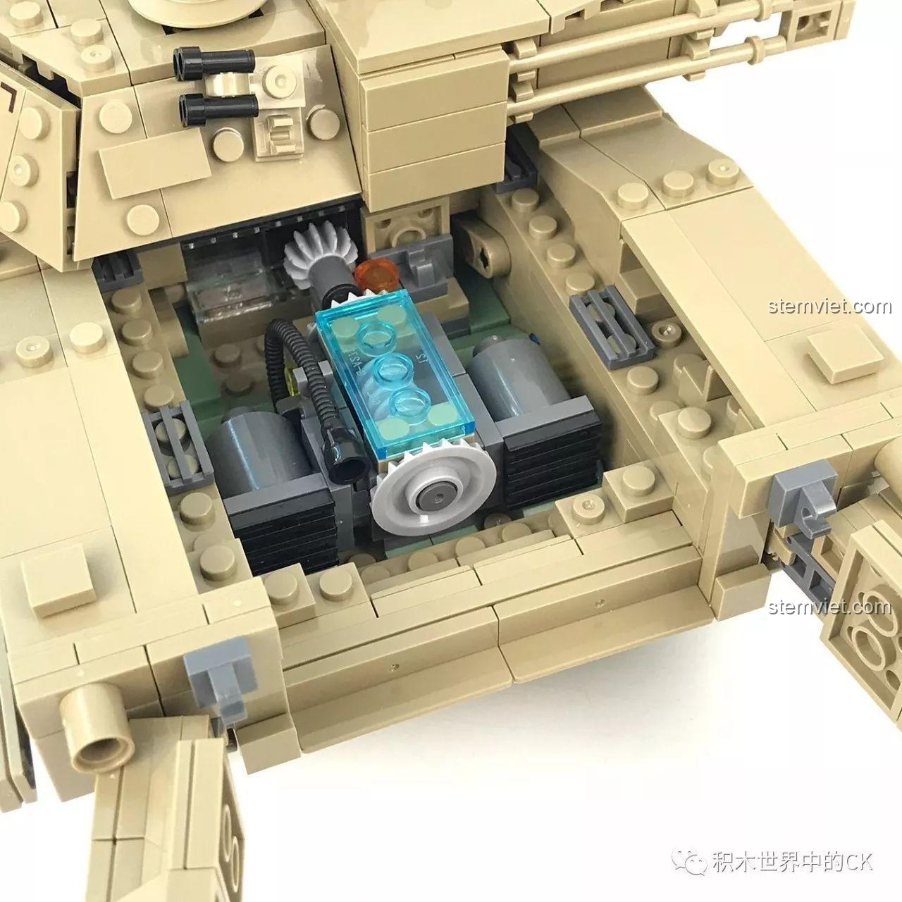 Tính năng mở nắp động cơ của xe tăng KAZI KY10000, để lộ khối động cơ chi tiết bên trong.