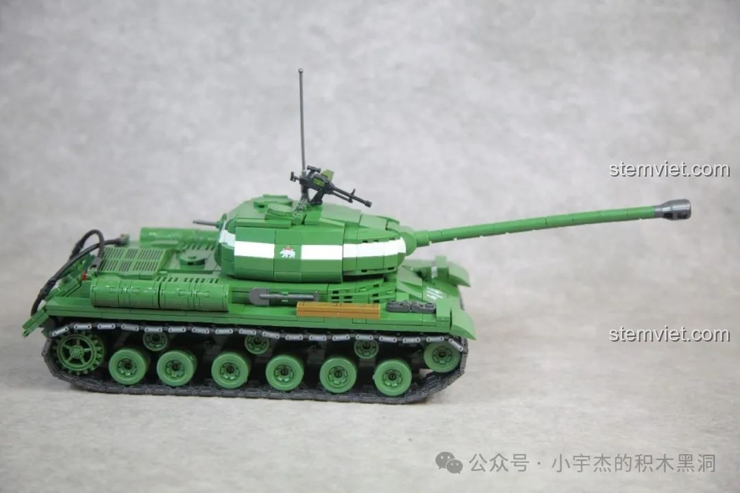 Tính năng mở nắp khoang động cơ của xe tăng IS-2, cần xoay tháp pháo để mở.