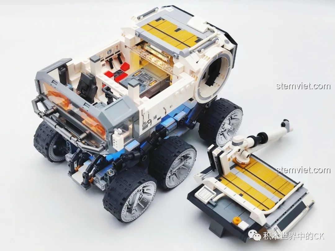 Mô hình SEMBO 107104 với phần nóc xe được tháo rời, để lộ toàn bộ không gian nội thất chi tiết bên trong.