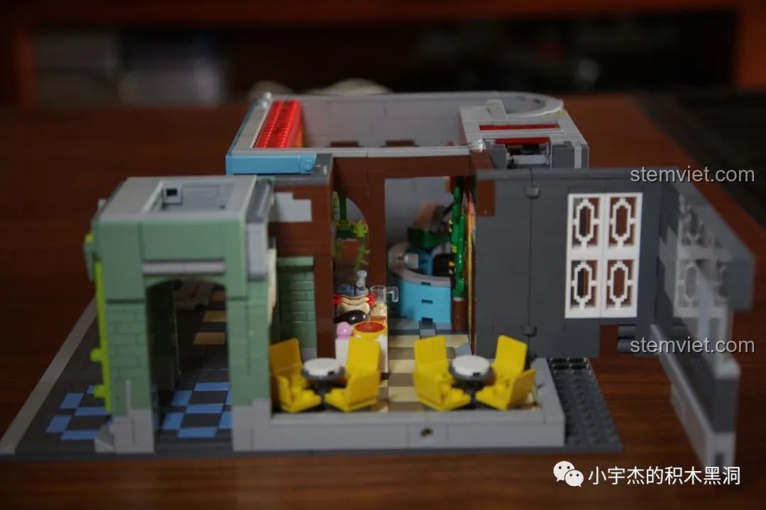 Tính năng tường có thể mở ra của tầng 1, để lộ nội thất nhà hàng bên trong.