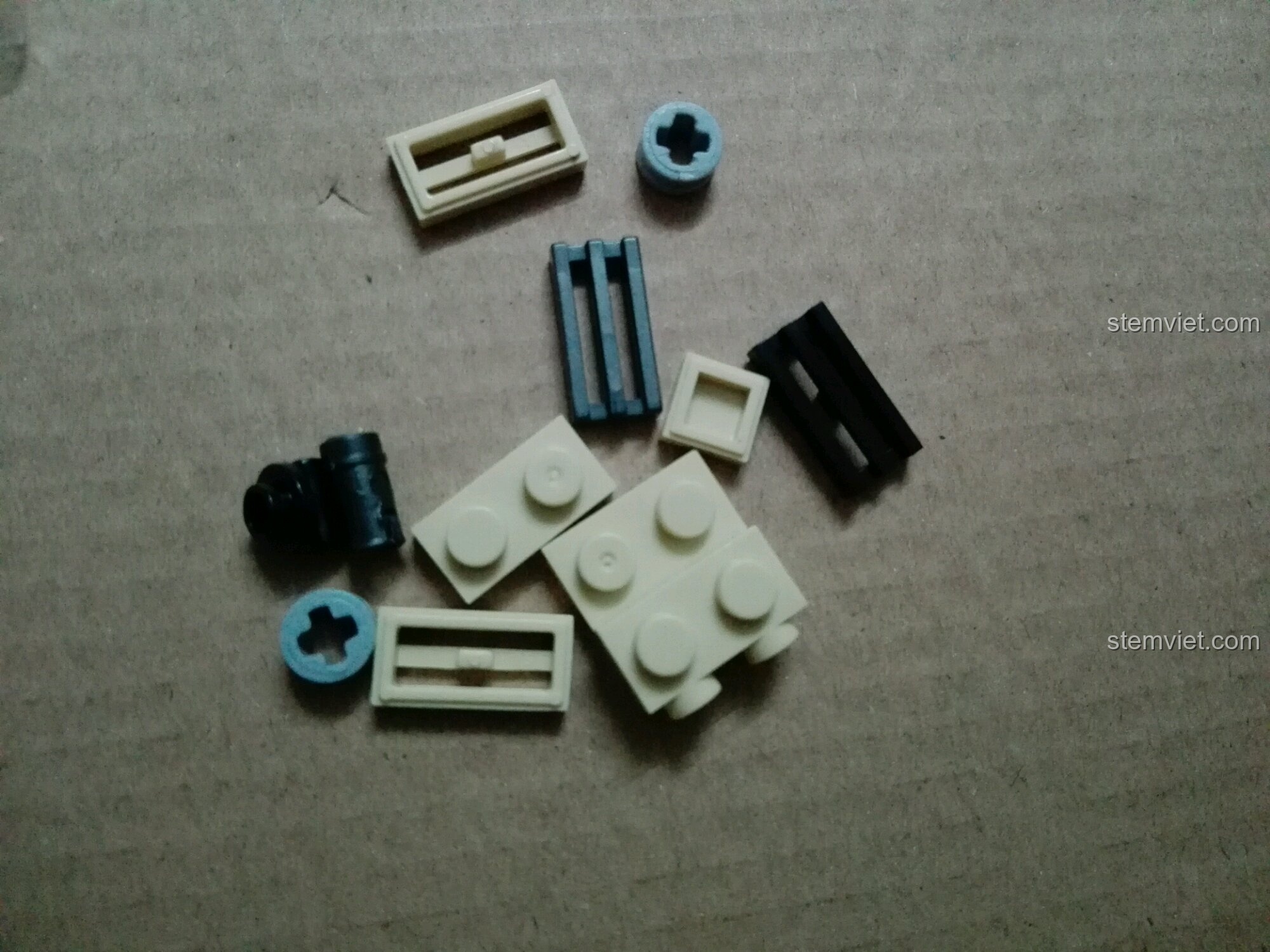 Mô hình xe tải Unimog với cửa và nắp capo đang mở, thể hiện các tính năng tương tác của sản phẩm.