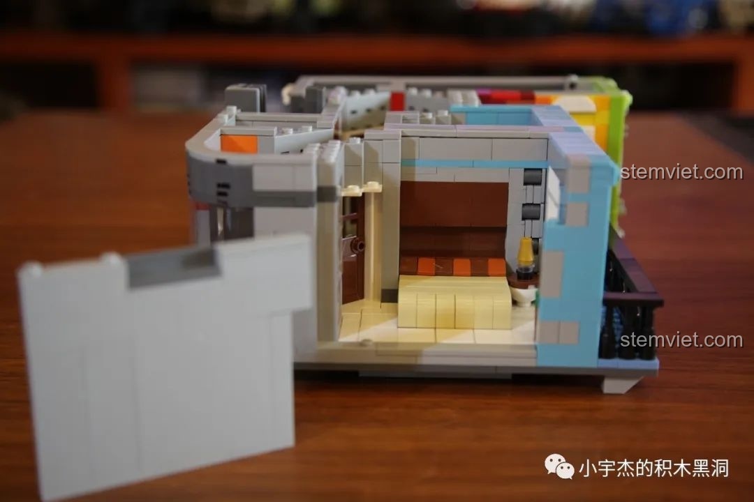 Tính năng tường tháo rời của tầng 2, để lộ phòng ngủ lớn bên trong.