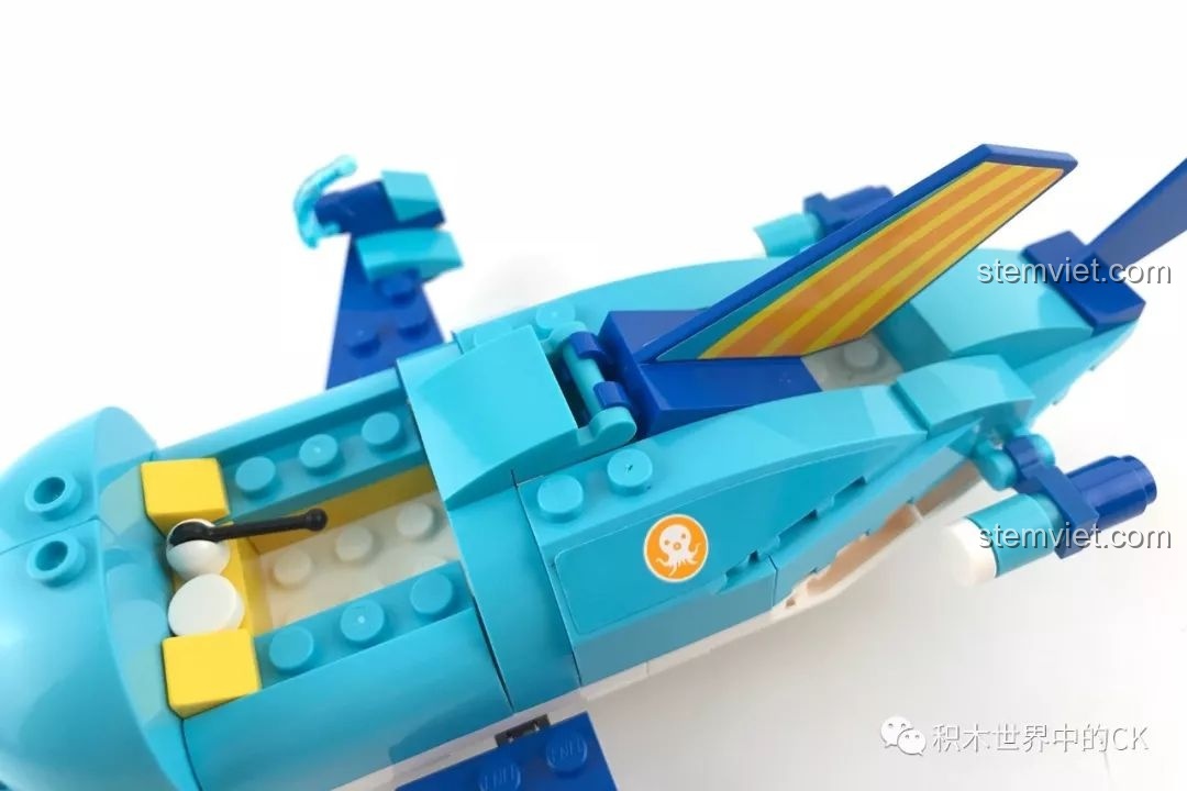 Cận cảnh phần vây lưng có thể cử động của Tàu Ngầm Cá Kiếm Gup-B QMAN 3702, một tính năng thú vị.