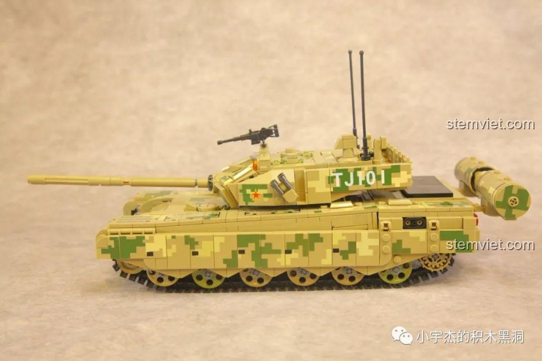 Mô hình Xe tăng Type 99A 688002 hoàn chỉnh nhìn từ bên cạnh, tháp pháo có thể xoay 360 độ linh hoạt.