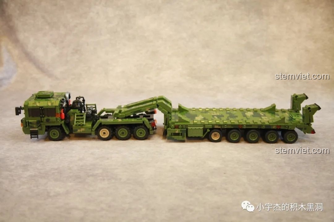 Tổ hợp xe vận tải hoàn chỉnh sau khi kết nối xe đầu kéo và rơ-moóc, nhìn từ góc nghiêng.