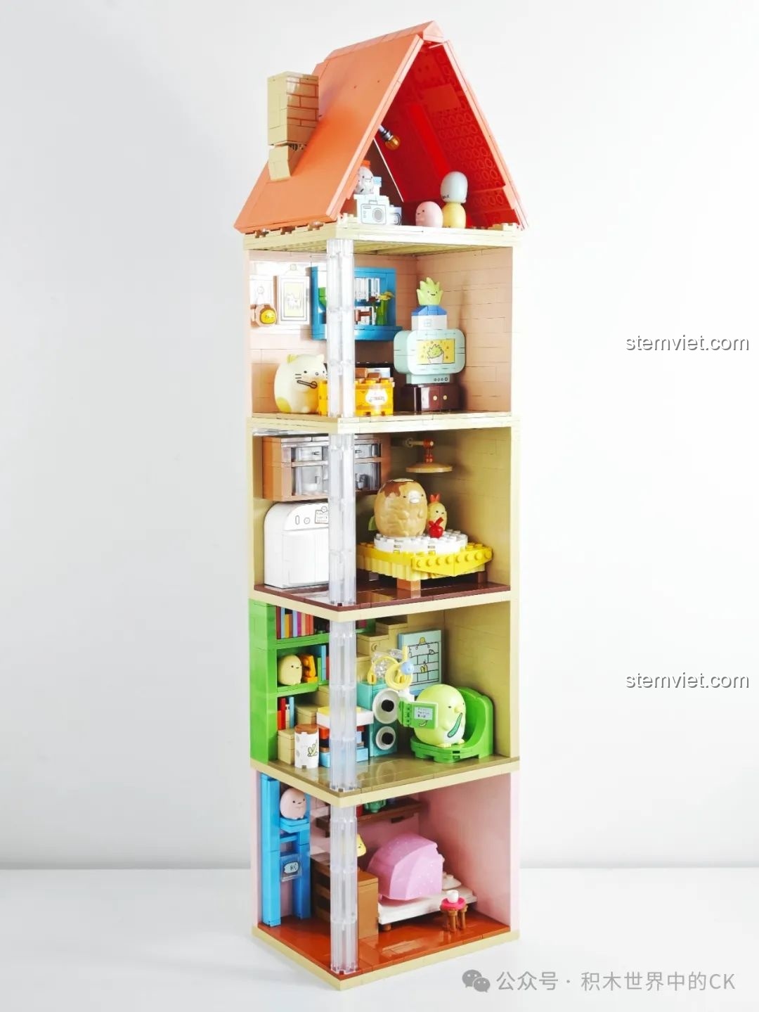 Năm bộ lắp ráp Keeppley Sumikko Gurashi được xếp chồng lên nhau tạo thành một tòa nhà cao 5 tầng độc đáo.