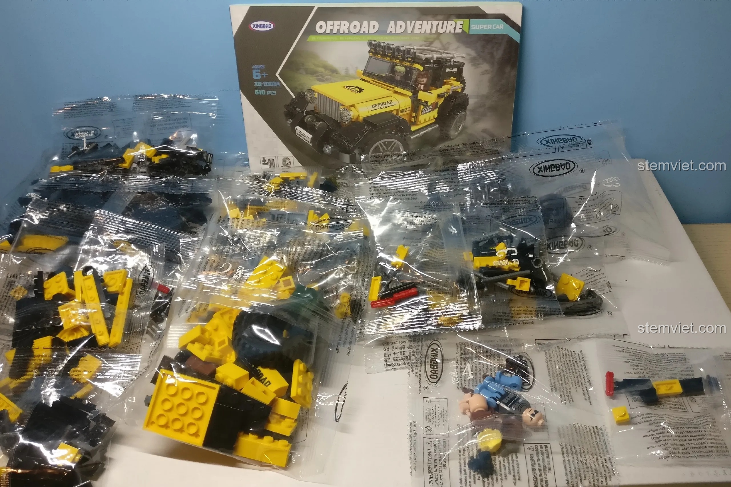Toàn bộ các túi chi tiết và sách hướng dẫn của bộ lắp ghép Xe vượt địa hình XB03024, được phân loại rõ ràng.