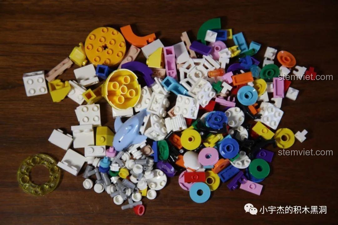 Toàn bộ 350 chi tiết của bộ lắp ráp Trò chơi cảm giác mạnh mini cho bé 6+ được đổ ra, sẵn sàng để lắp ráp.
