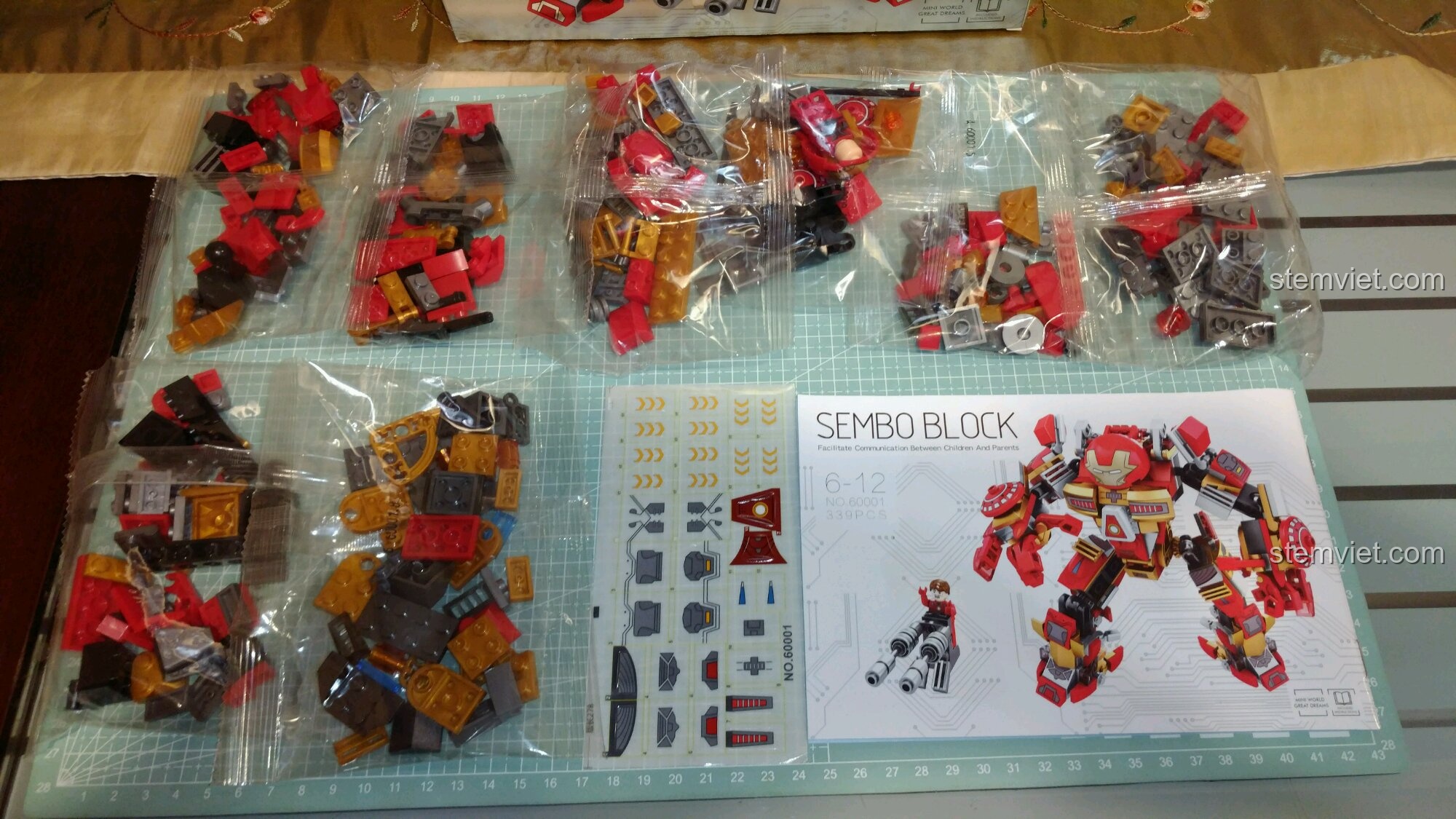 Toàn bộ chi tiết của bộ xếp hình Người máy Hulkbuster MK16 cho bé 6 tuổi, gồm 8 túi gạch, sách hướng dẫn và sticker.